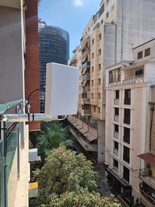 CoFlex5200 5G Booster Antenne im Einsatz in einem Hochhaus in Tirana. Vodafone, Magenta.